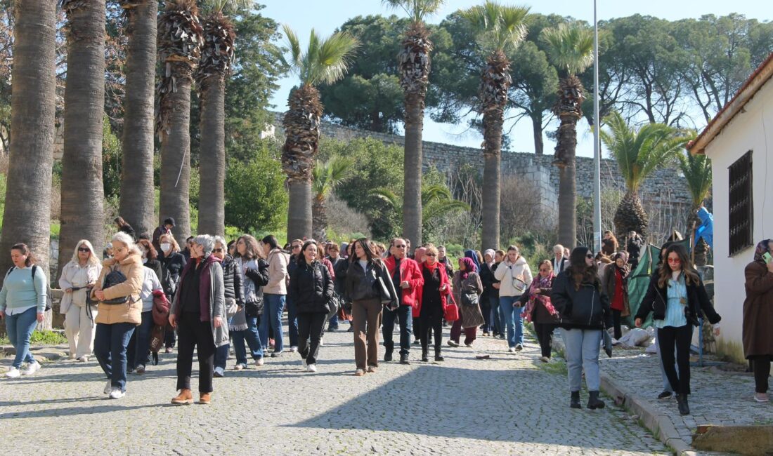 Manisa Büyükşehir Belediyesi’nin düzenlediği kültür gezileri kapsamında Manisalı vatandaşlar, Efes