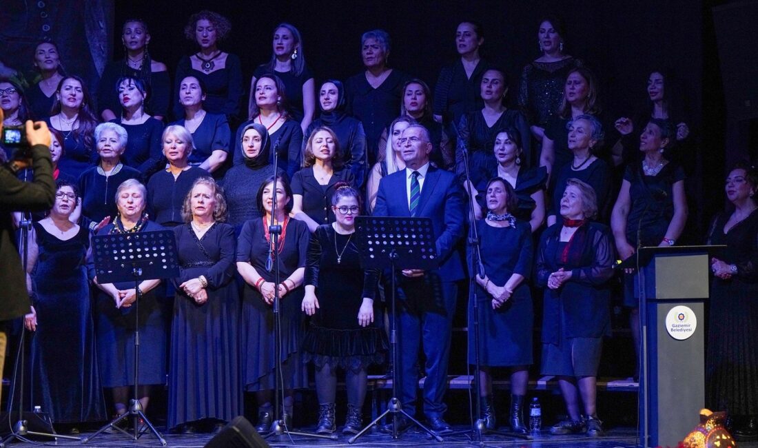 Gaziemir’de Türk Halk Müziği gecesi: Down sendromlu Songül Çelenk ayakta alkışlandı Gaziemir Belediyesi Türk Halk Müziği Korosu’nun konserinde sahne alan down