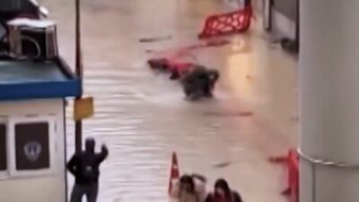 İzmir’de sağanak sonrası yaşanan taşkınlarda bir vatandaş çukura düştü. Olayın