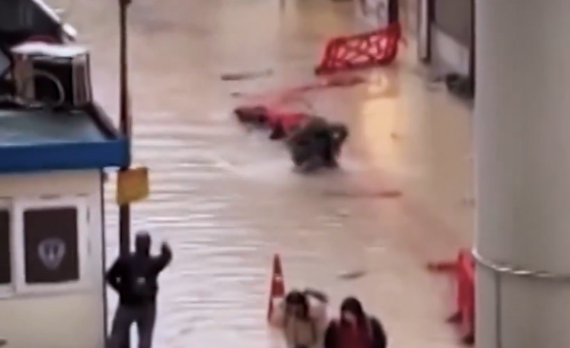 İzmir’de sağanak sonrası yaşanan taşkınlarda bir vatandaş çukura düştü. Olayın