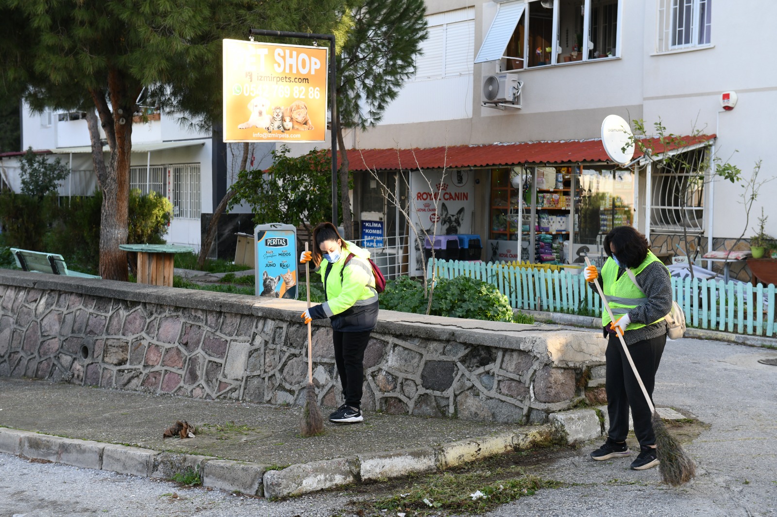 Çiğli Belediyesi ekipleri, 26 mahallede eş zamanlı yürüttüğü temizlik ve
