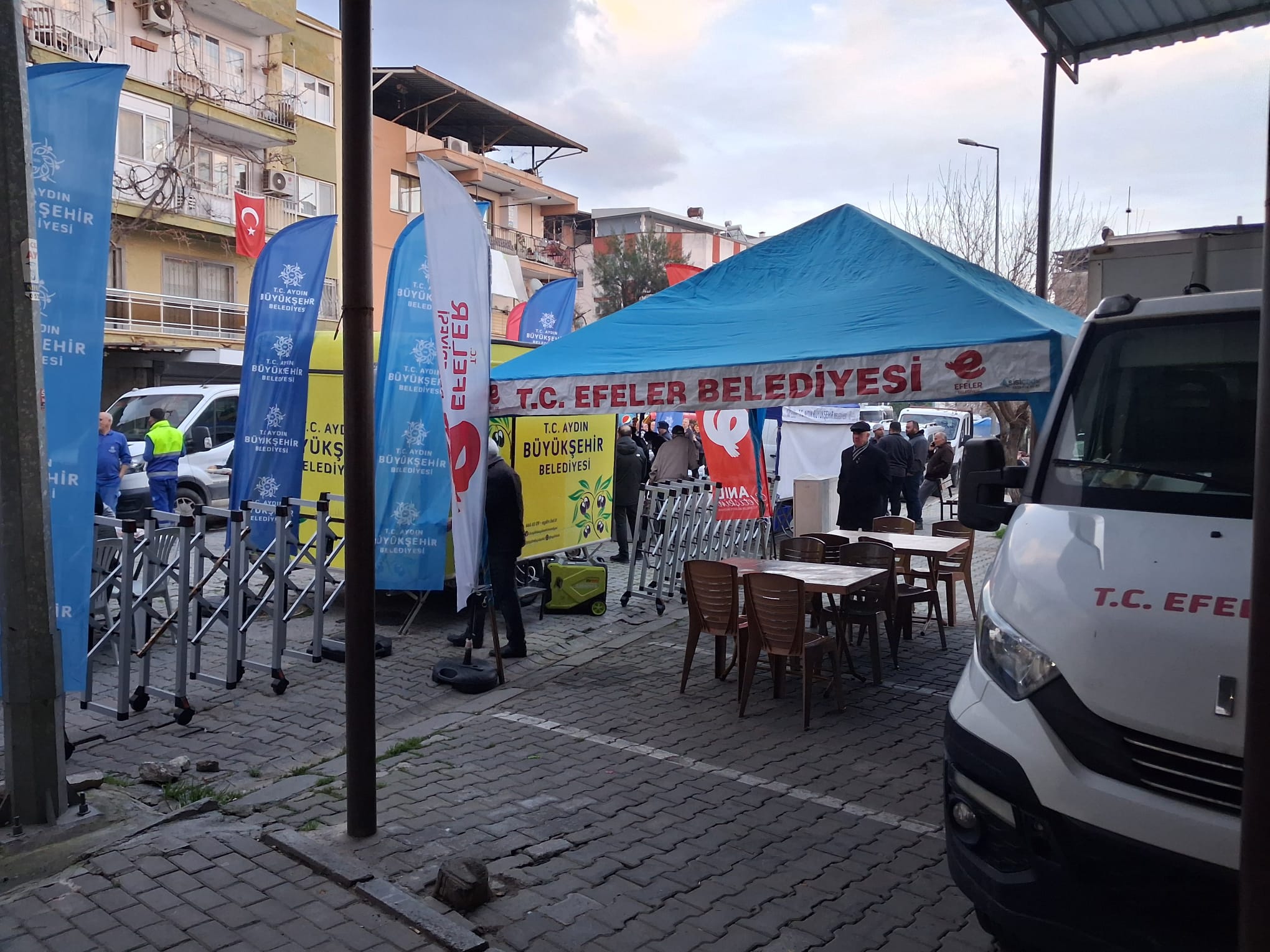 Ata Mahallesi Kapalı Pazar Alanı’nda Efeler Belediyesi’nin ücretsiz çay ve