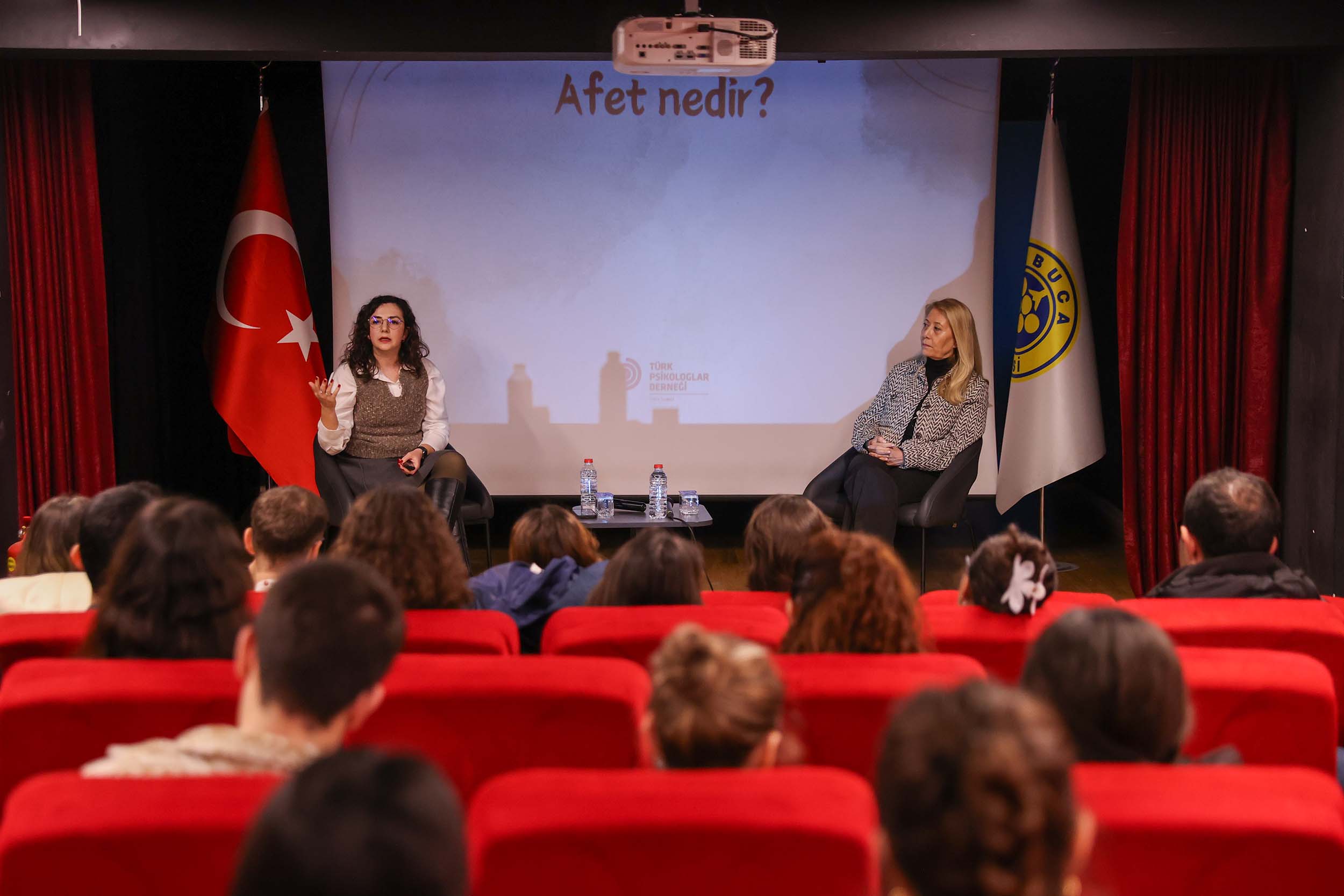 Buca Belediyesi’nin ev sahipliğinde düzenlenen seminerde psikoloji öğrencileri, afet sonrası