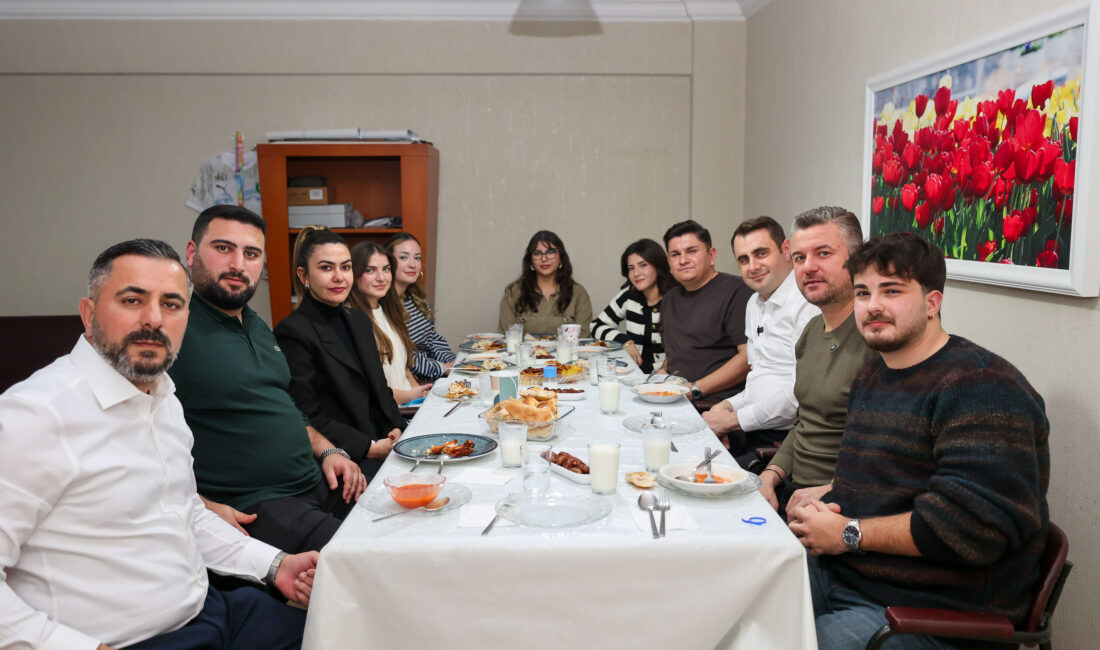 Buca'da Görkem Duman ve Çağatay Güç, üniversite öğrencilerinin iftar sofrasına