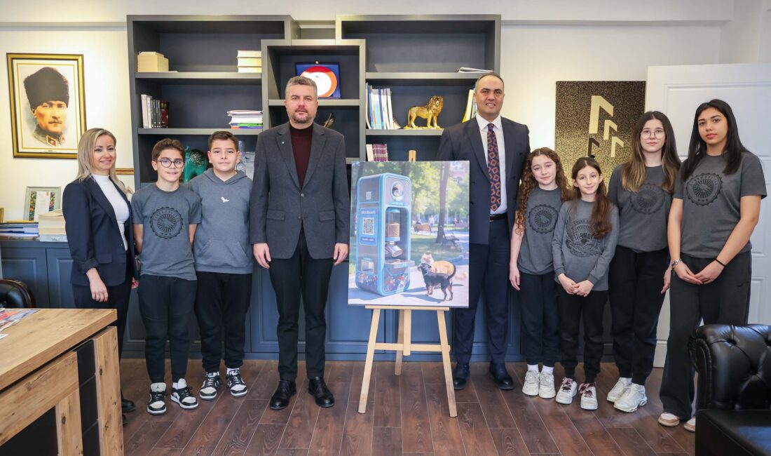Bucalı öğrencilerin geliştirdiği ve geri dönüşümü teşvik ederken sokak hayvanlarına