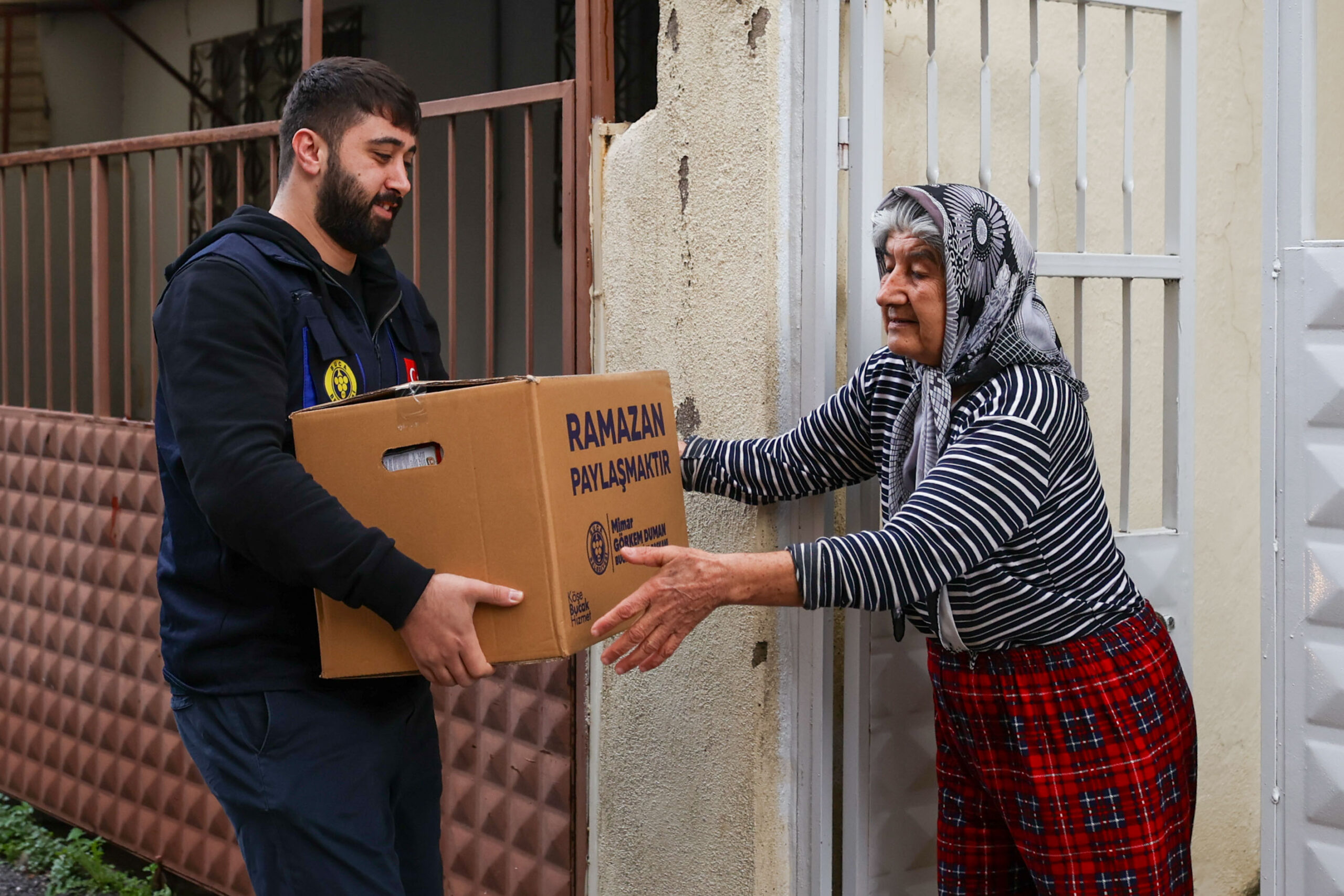 Buca Belediyesi, Ramazan ayında ihtiyaç sahibi aileler için gıda kolisi