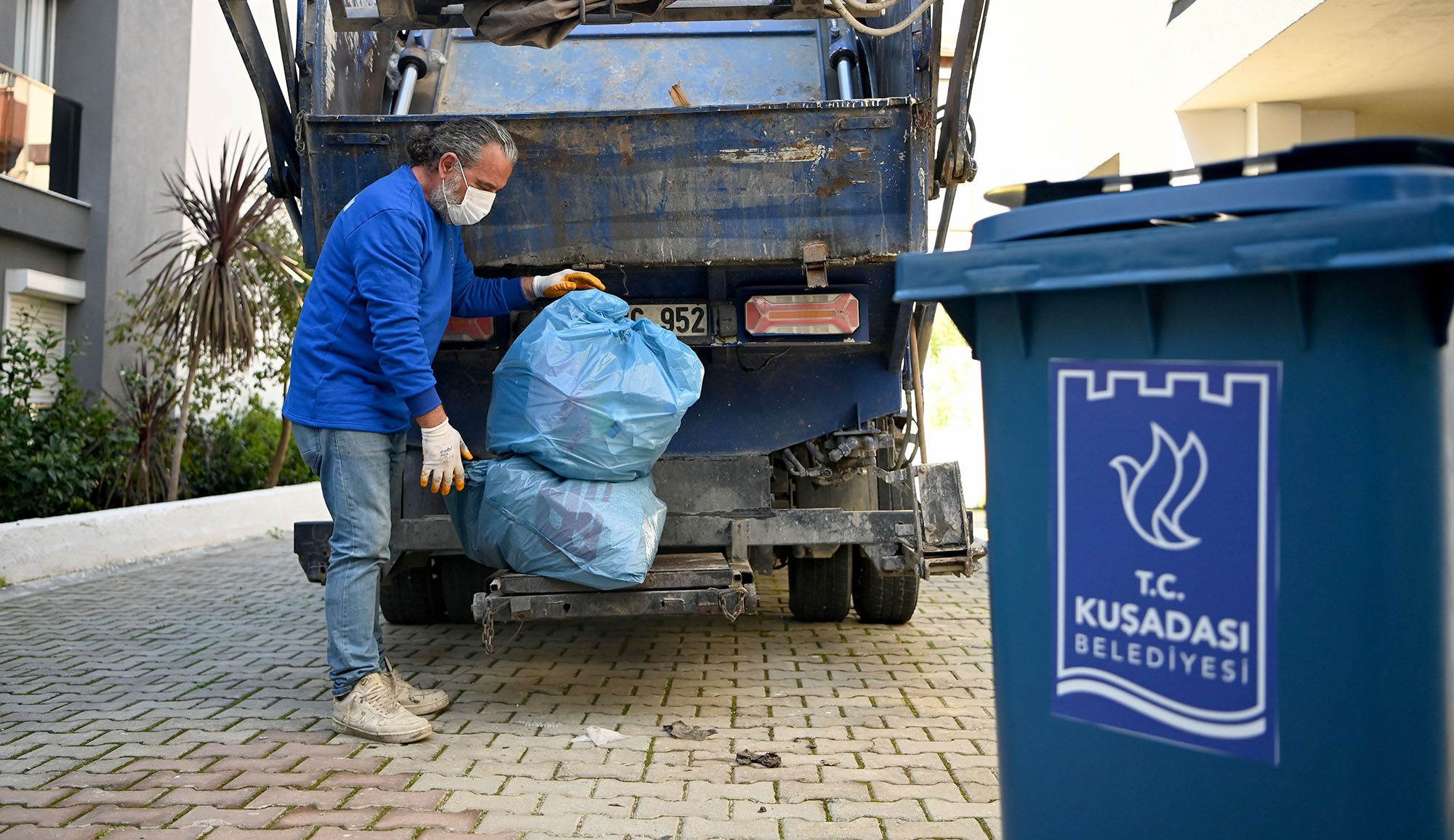 Kuşadası Belediyesi, Ege Mahallesi’ni pilot bölge seçerek başlattığı ‘Dönüşüm Evde,