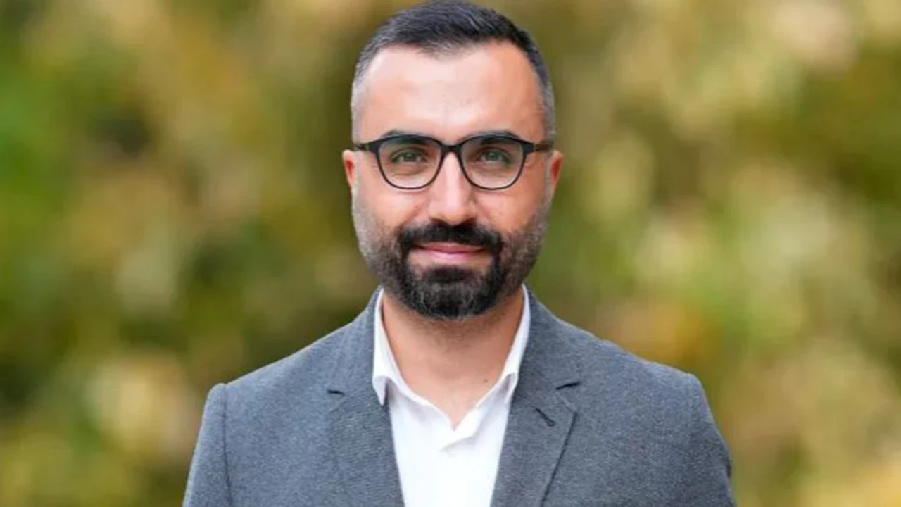 ‘Cumhurbaşkanına hakaret’ ve ‘yanıltıcı bilgiyi alenen yayma’ suçlamalarıyla gözaltına alınan