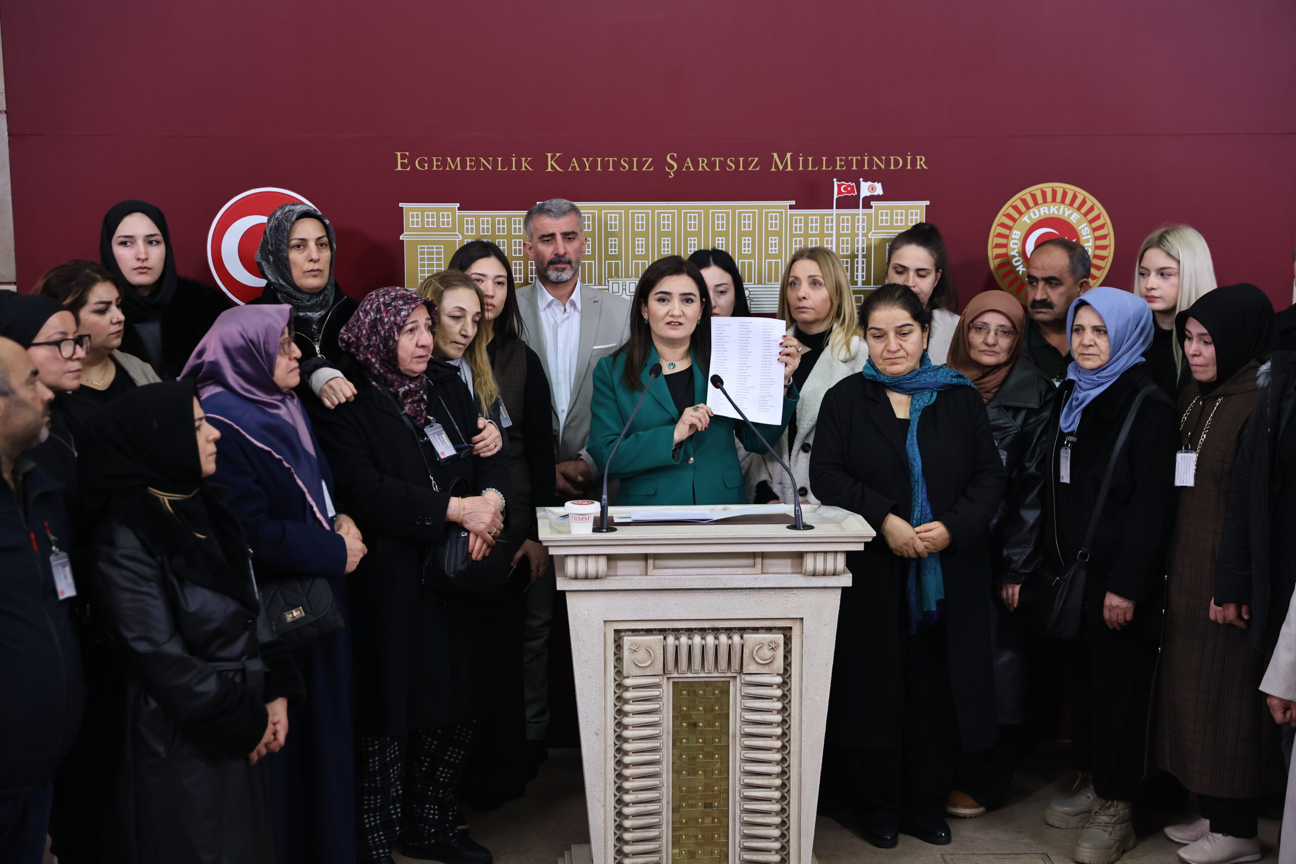 CHP İzmir Milletvekili Sevda Erdan Kılıç, Mağdur Aileler Platformu üyeleriyle