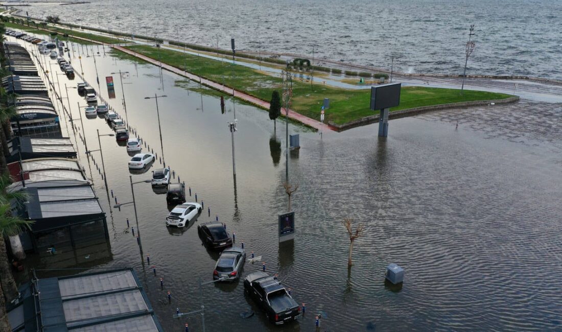 İzmir’de deniz taşması uyarısı: İki nokta için kritik gün açıklandı Sert lodos ve düşen atmosfer basıncı nedeniyle İZDENİZ, Salı günü