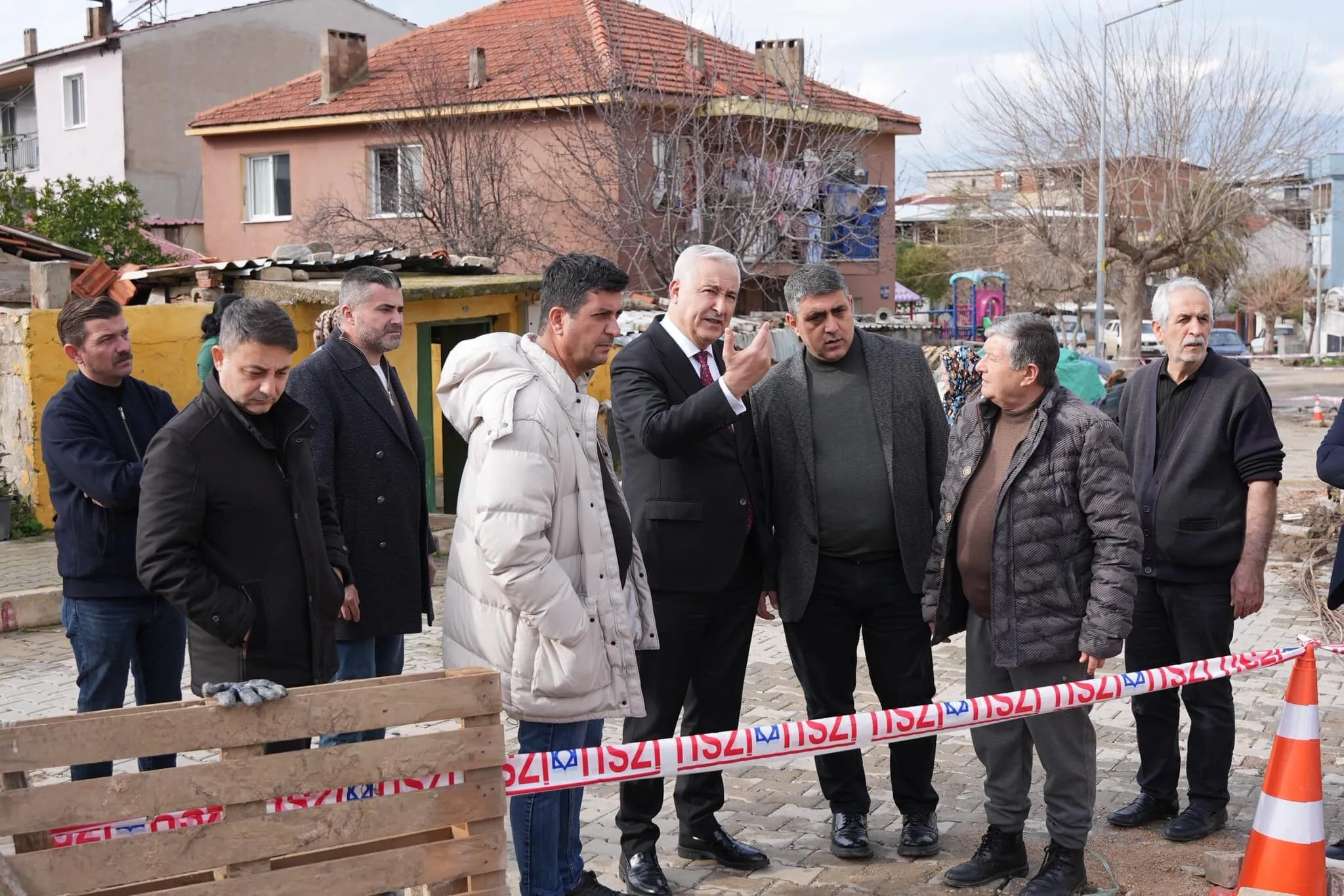 Kemalpaşa’da şiddetli yağışların ardından dere ıslahı, yol açma ve altyapı