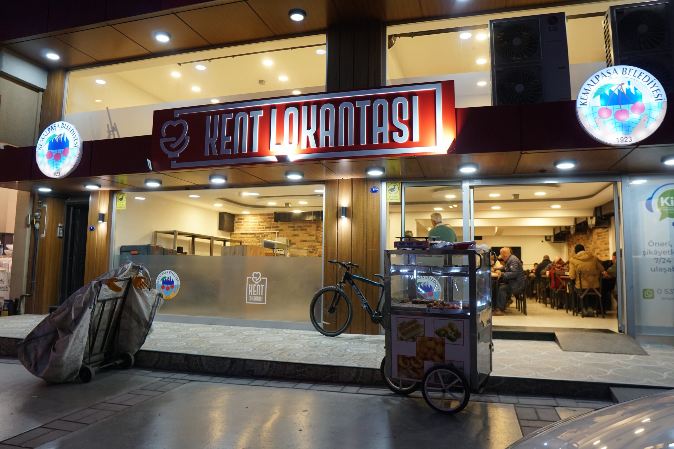 Kemalpaşa Belediyesi, Ramazan ayında hem ücretsiz iftar sofraları kuruyor hem