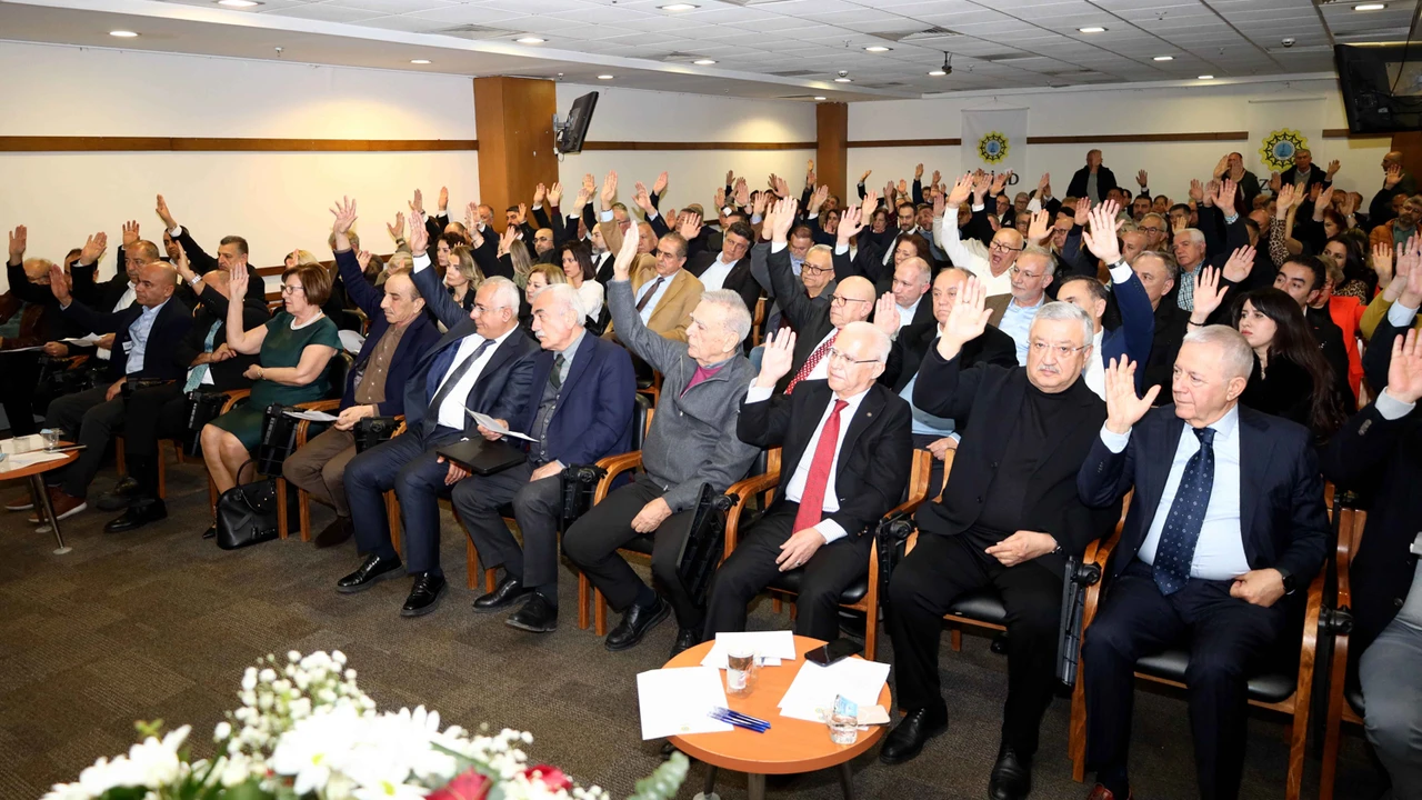 İzmir Sanayici ve İş İnsanları Derneği’nin olağanüstü genel kurulunda Alaattin