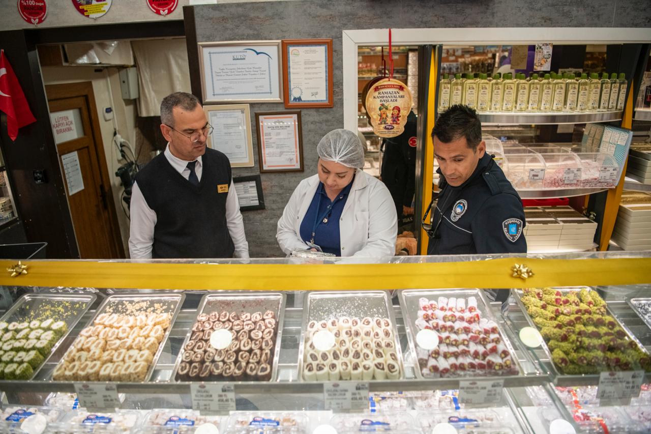 Kuşadası Belediyesi, Ramazan Bayramı öncesinde gıda güvenliği için denetimlerini artırdı.