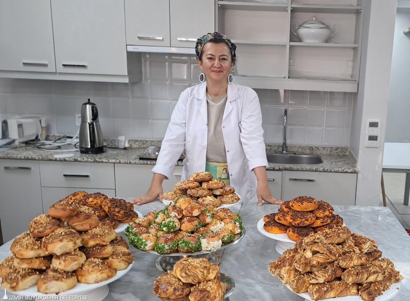 İzmir Büyükşehir Belediyesi bünyesindeki Meslek Fabrikası’nda pastacılık eğitimi alan Özgür