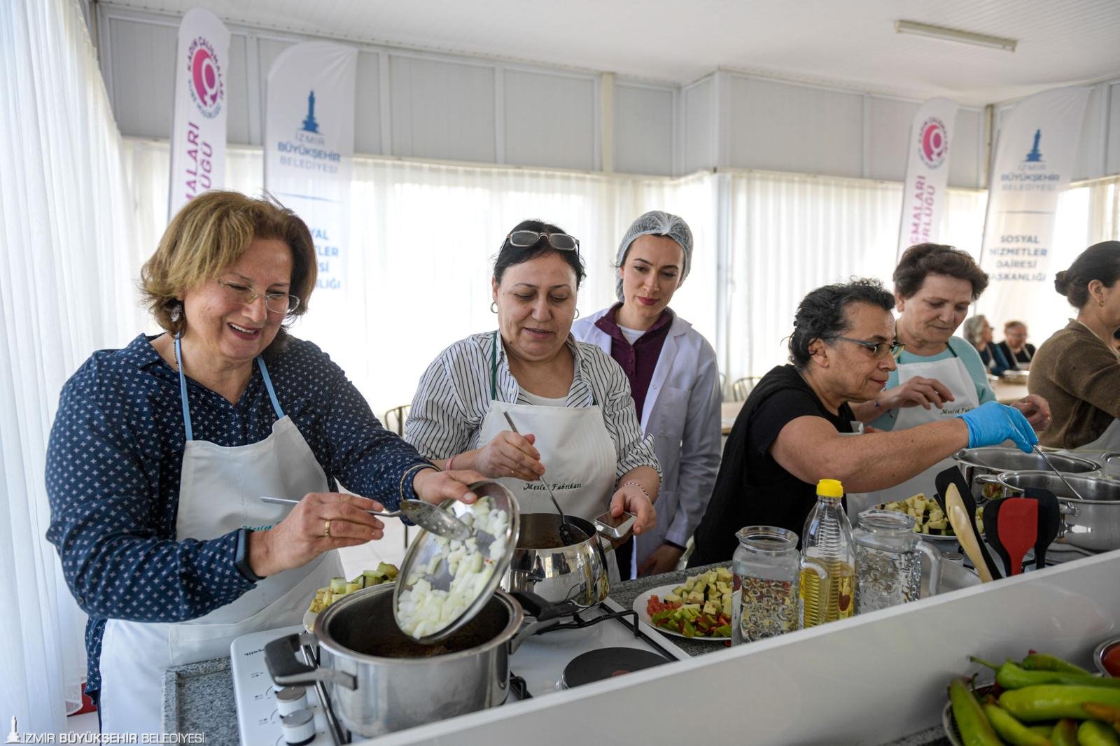 İzmir Büyükşehir Belediyesi’nin kadınların bir araya gelerek sağlıklı ve ekonomik