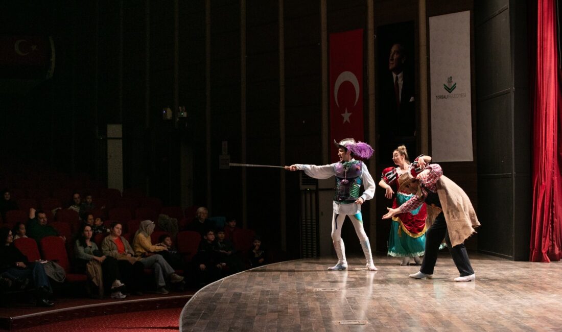 İzmir Büyükşehir Belediyesi Şehir Tiyatroları’nın sahnelediği “Don Kişot–Çağdaş Bir Masal”