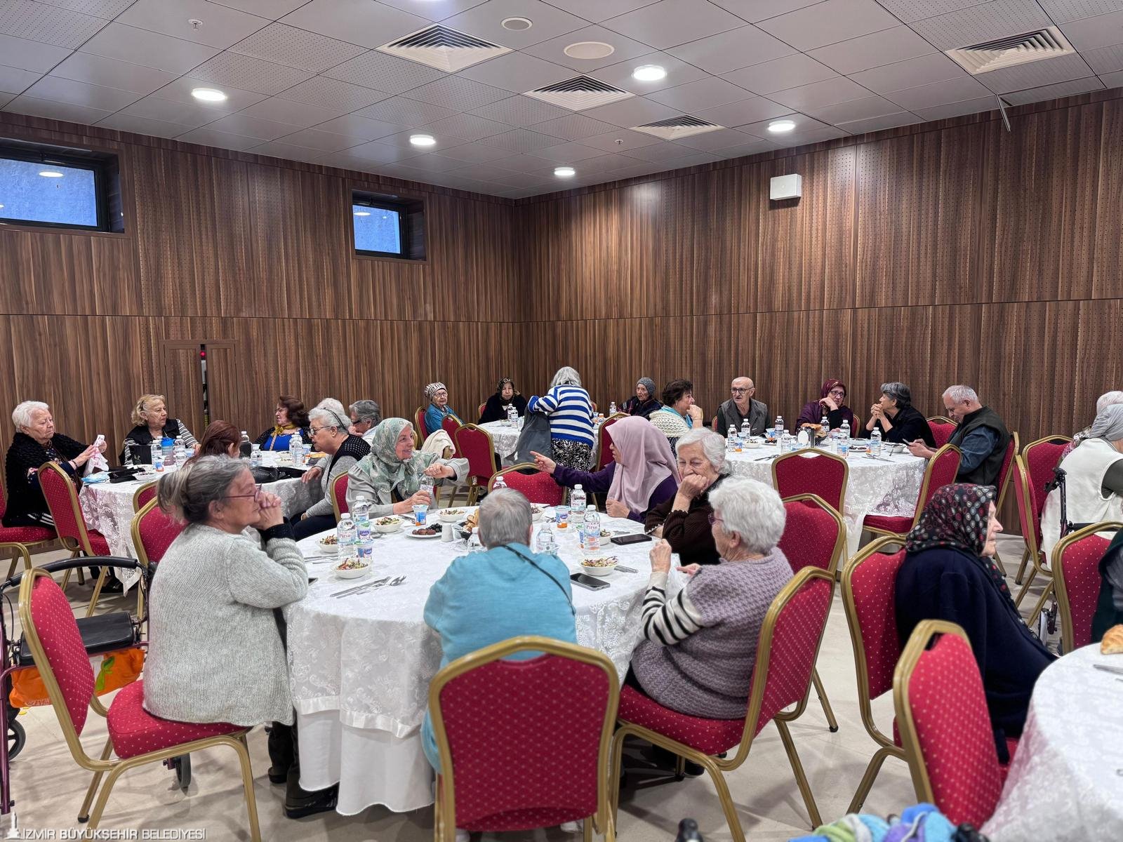 İzmir Büyükşehir Belediyesi, Sosyal Yaşam Kampüsü’ndeki Zübeyde Hanım Huzurevi sakinleri