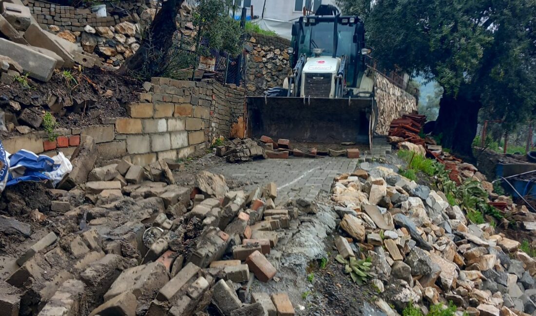 Efeler Belediye Başkanı Anıl Yetişkin’in talimatıyla Fen İşleri ekipleri, sağanak