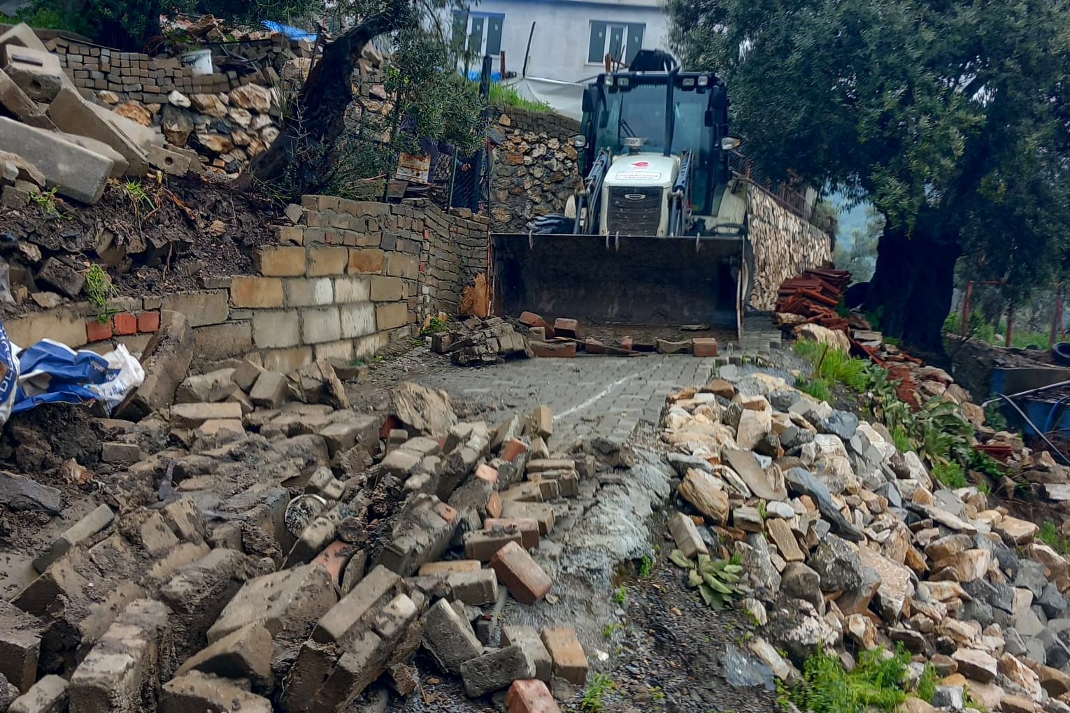 Efeler Belediye Başkanı Anıl Yetişkin’in talimatıyla Fen İşleri ekipleri, sağanak