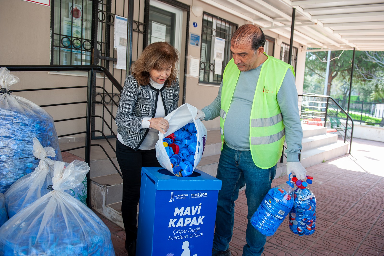 Karşıyaka Belediyesi’nin yeniden başlattığı “Mavi Kapak” kampanyasına Aliağa’dan 200 kilogramlık