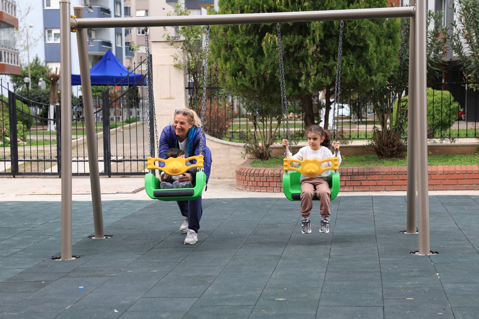 Efeler Belediyesi, park ve yeşil alanlarda başlattığı bakım ve yenileme