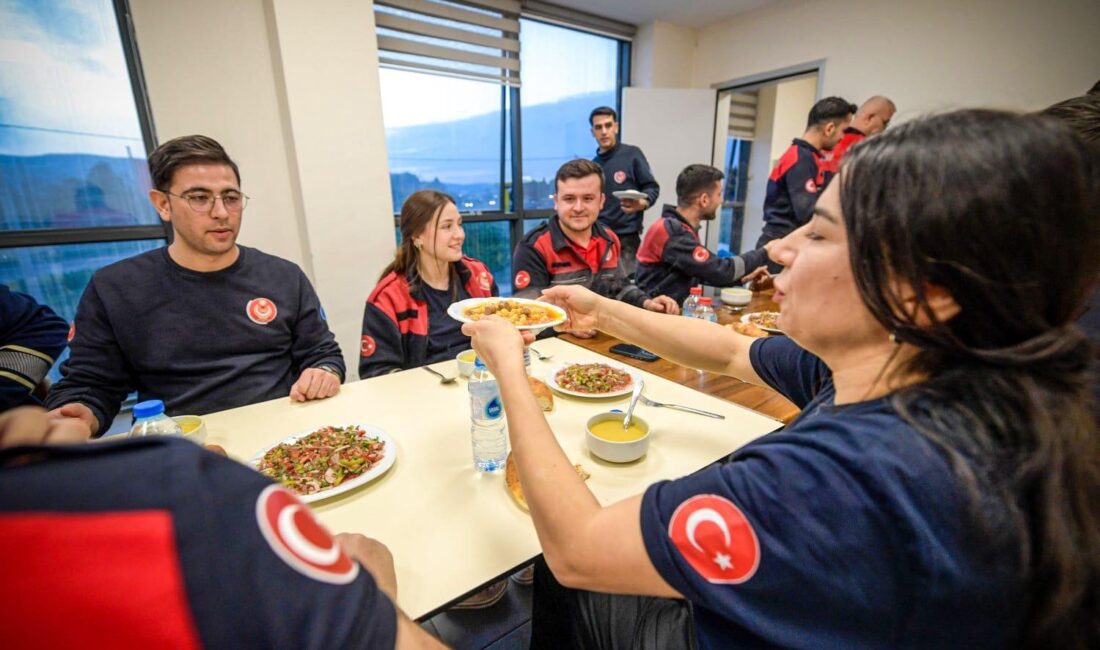 İzmir Büyükşehir Belediyesi İtfaiyesi’nde ramazan ayında iftar sofraları imece usulü