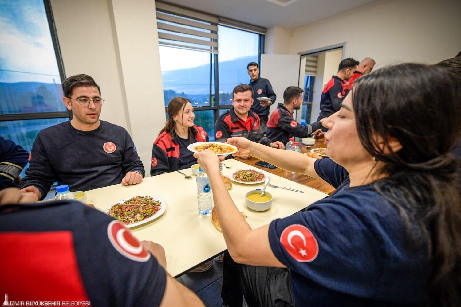 İzmir Büyükşehir Belediyesi İtfaiyesi’nde ramazan ayında iftar sofraları imece usulü