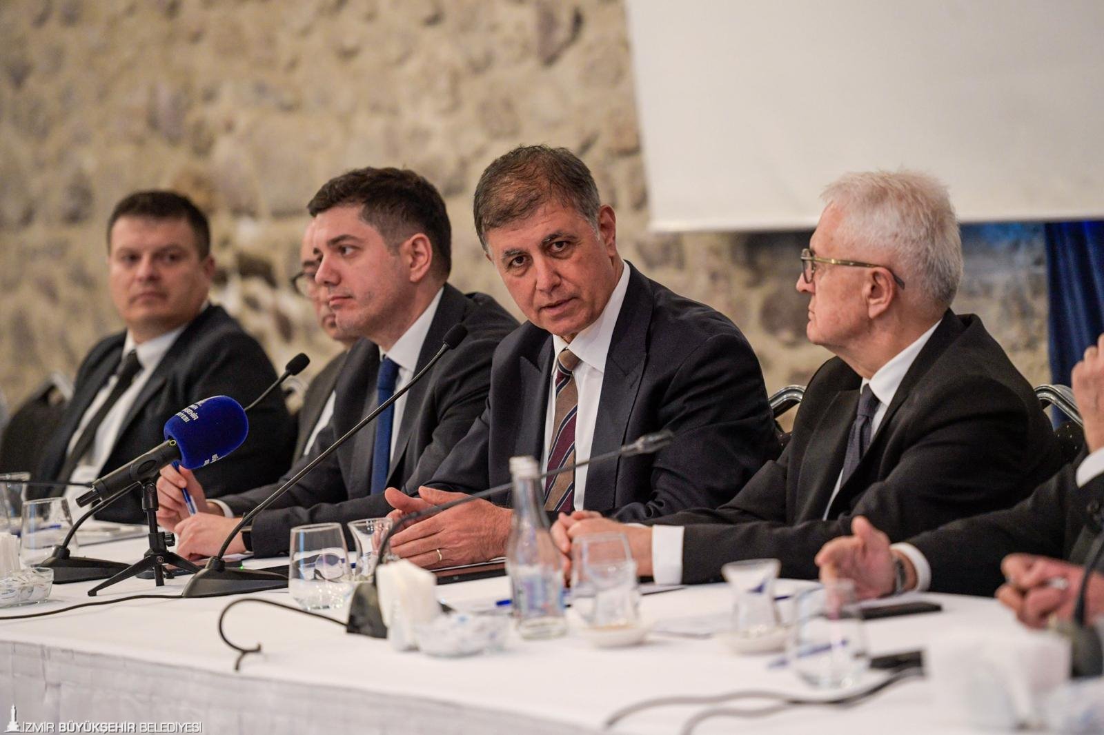 İzmir Ekonomik Kalkınma Koordinasyon Kurulu toplantısında konuşan İzmir Büyükşehir Belediye