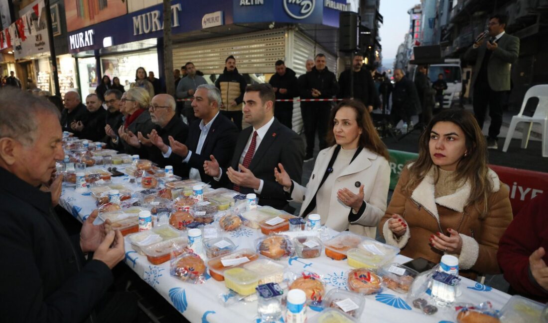 Karşıyaka Belediyesi’nin Kadir Gecesi’nde düzenlediği iftar programında yaklaşık 5 bin