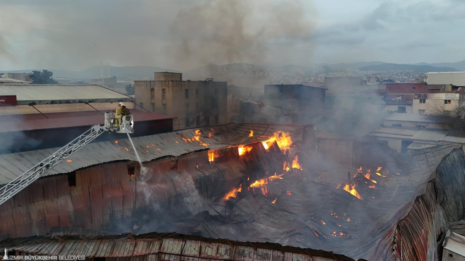 İzmir’in Buca ilçesinde mobilya imalathanelerinin bulunduğu sanayi sitesinde çıkan yangın,