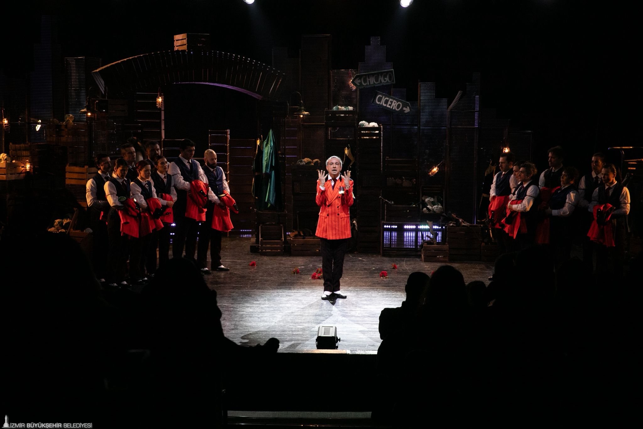 Tiyatro yazarı Dilan Kater, İzmir Şehir Tiyatroları’nın sahnelediği Arturo Ui’nin