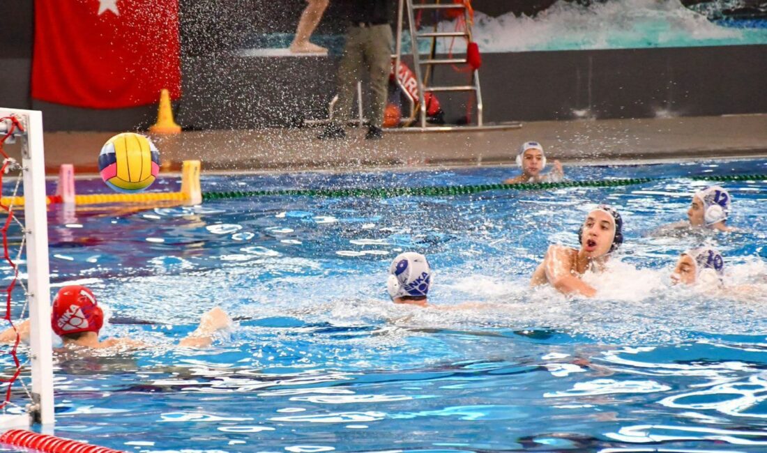 İzmir Büyükşehir Belediyesi Spor Kulübü sporcuları, sutopunda Türkiye üçüncülüğü ve