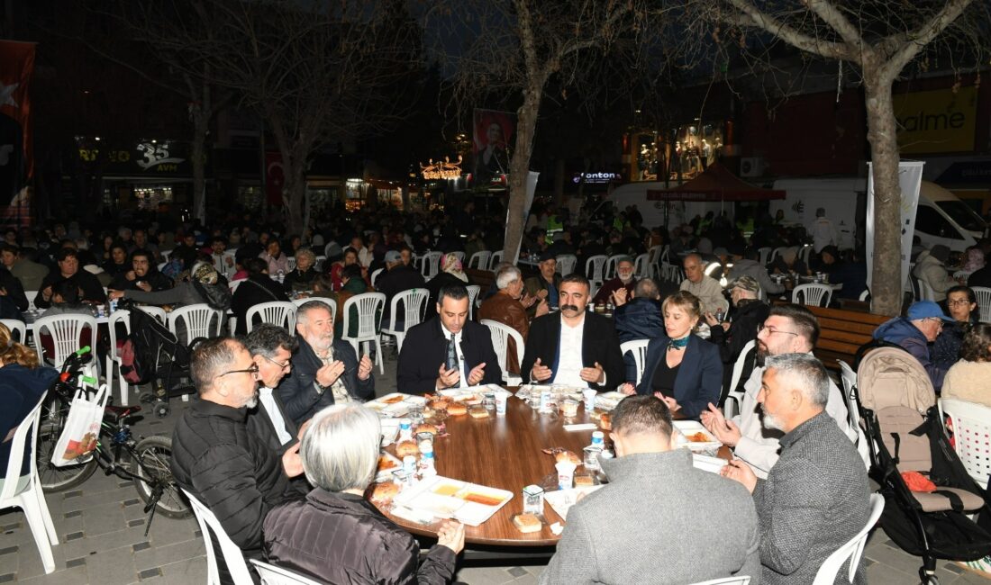 Çiğli Belediyesi’nin Kadir Gecesi’nde Kasaplar Meydanı’nda düzenlediği iftar programında binlerce