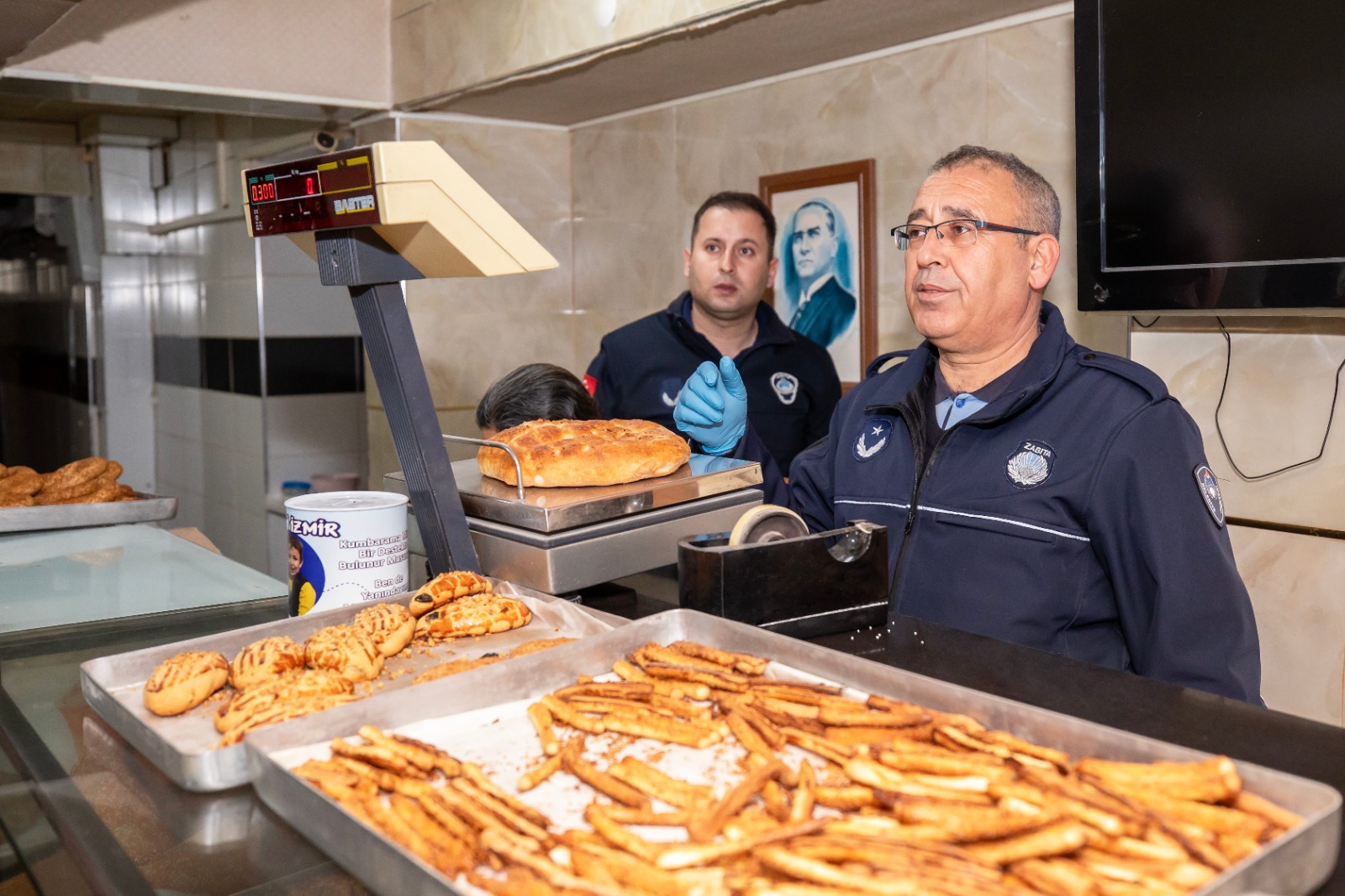 Narlıdere Belediyesi zabıta ekipleri, Ramazan ayında denetimlerini sıklaştırdı. Fırınlarda pide