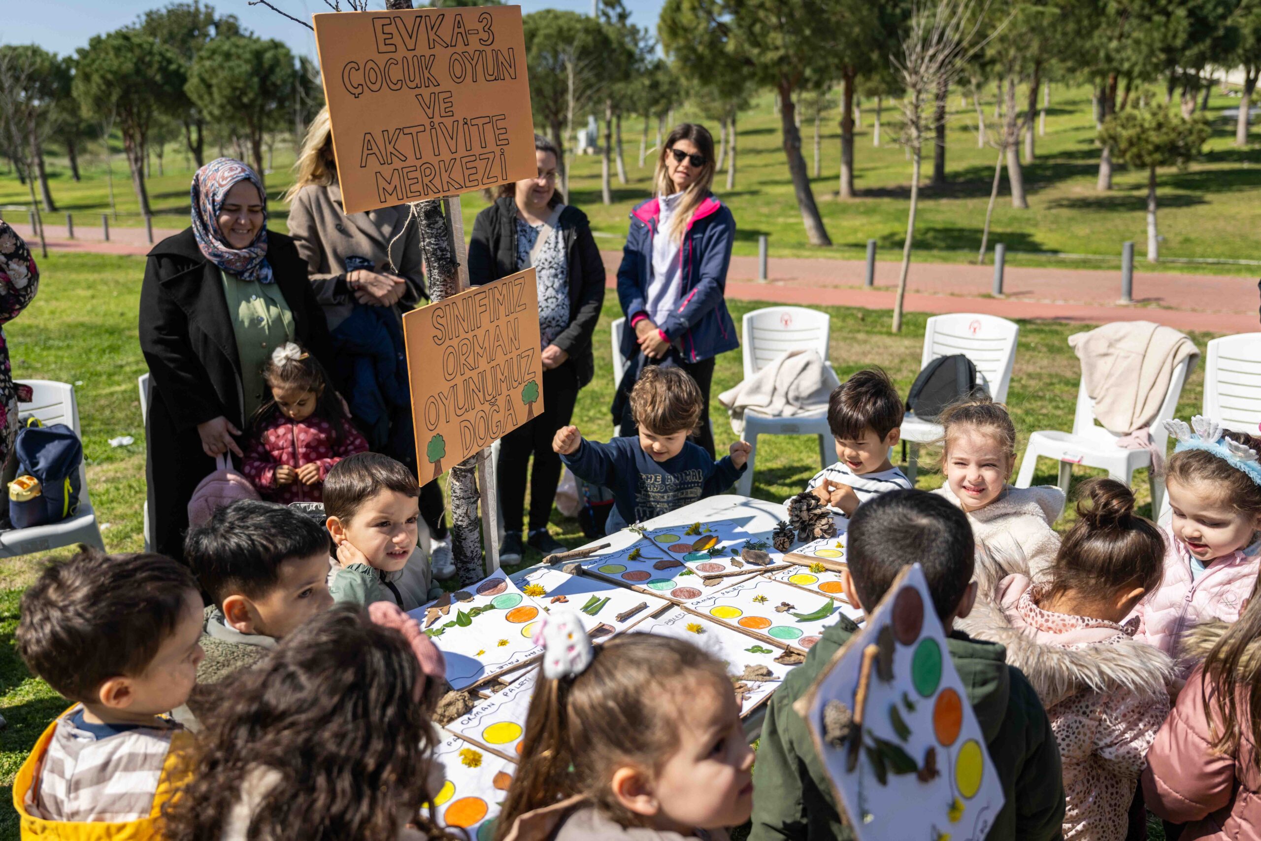 Bornova Belediyesi’nin düzenlediği doğa atölyesinde çocuklar, doğal malzemelerle etkinlikler yaparak