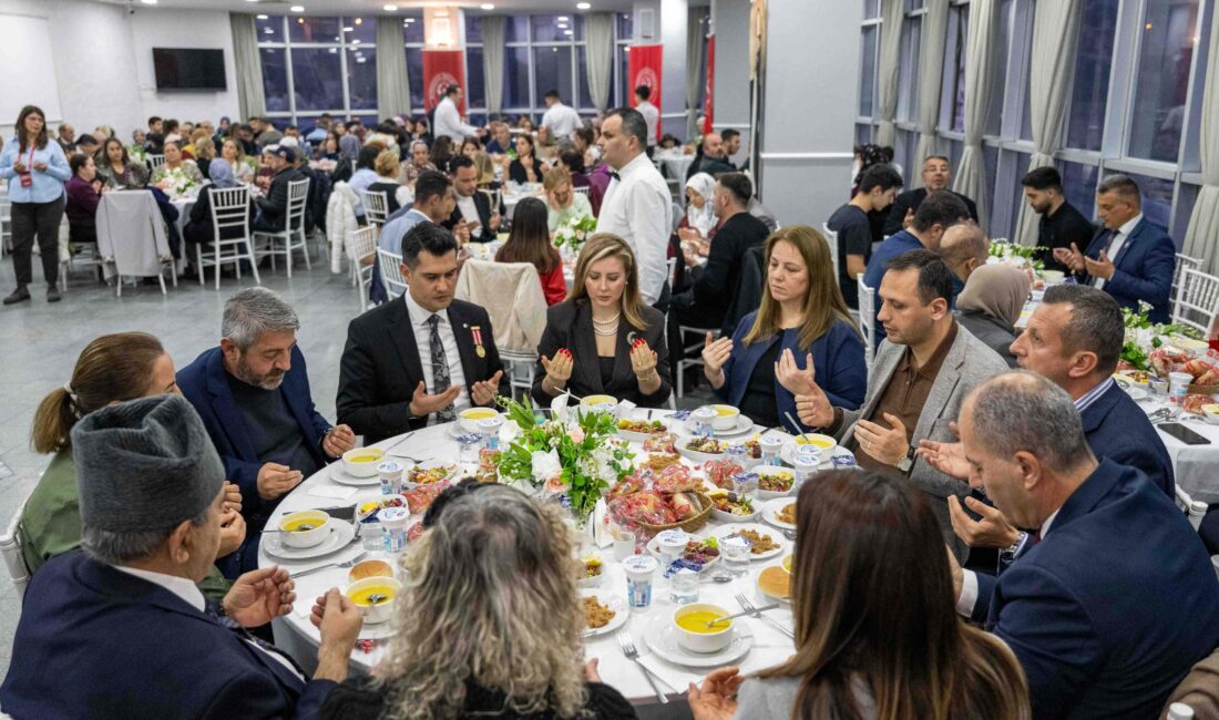 Bornova Belediyesi’nin şehit aileleri ve gaziler onuruna düzenlediği iftar programında