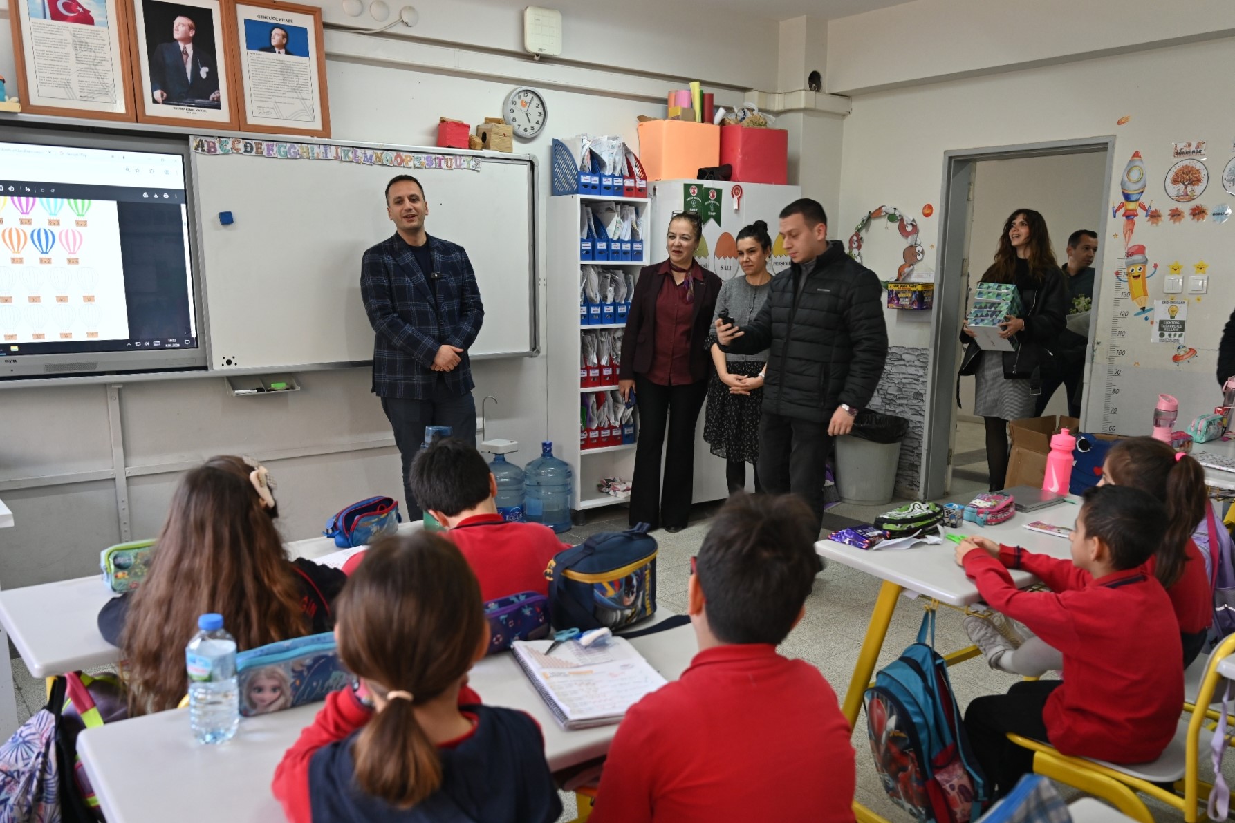 Bornova Belediye Başkanı Ömer Eşki, ilkokul öğrencilerinin Hayat Bilgisi dersine