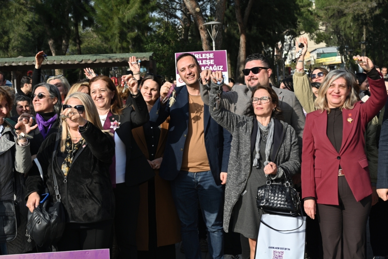 Bornova’da Festival Tadında 8 Mart: Kadınların dayanışması meydanlardan sahnelere taştı