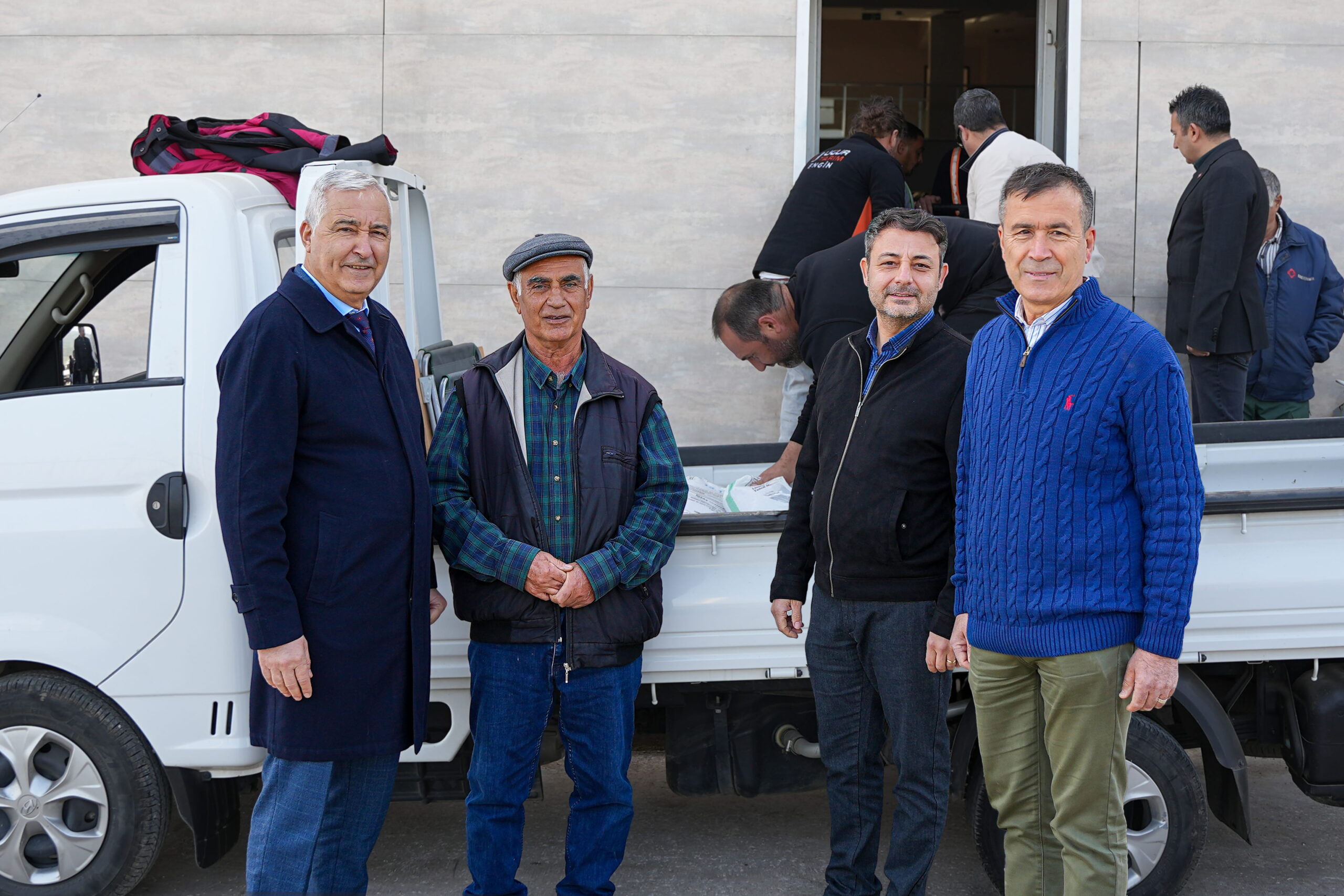 Kemalpaşa Belediyesi, zirai don afetinden etkilenen 400 üreticiye 208 ton