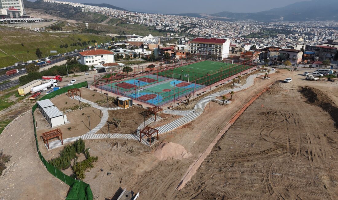 Bayraklı Belediyesi, Refik Şevket İnce Mahallesi’ndeki Borsa Futbol Sahası’nı modern
