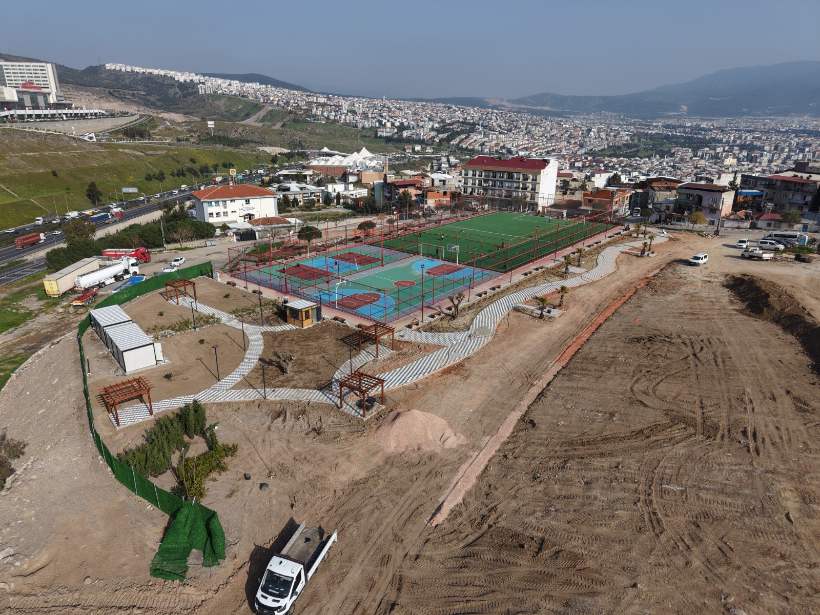 Bayraklı Belediyesi, Refik Şevket İnce Mahallesi’ndeki Borsa Futbol Sahası’nı modern