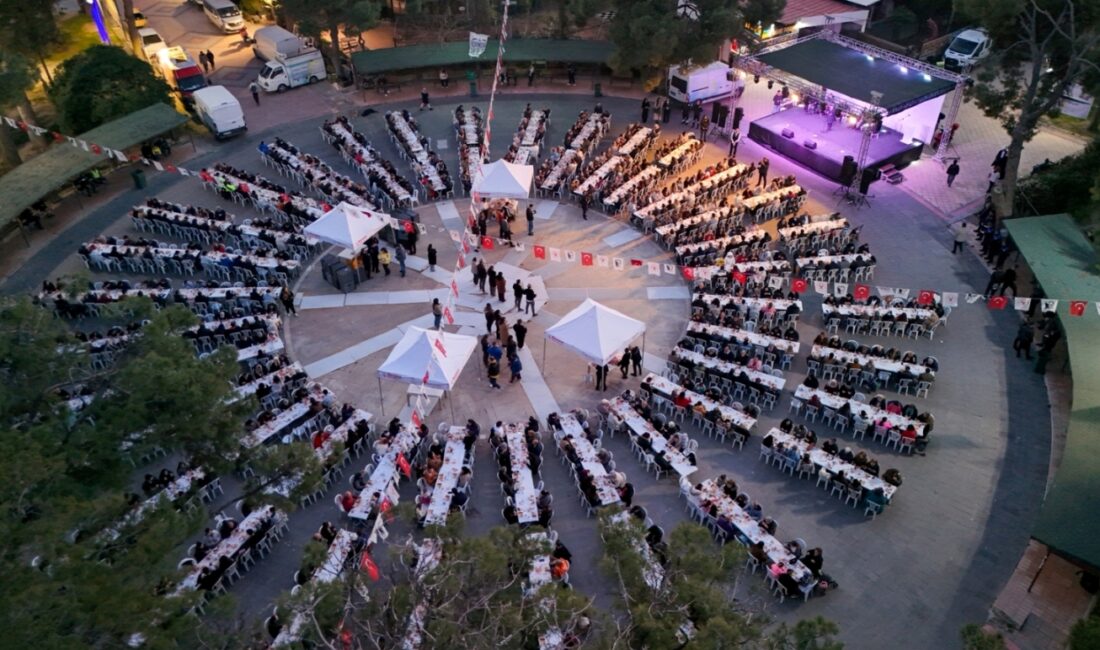 Bornova Belediyesi’nin Büyükpark’ta düzenlediği iftar programında yaklaşık 2 bin 500