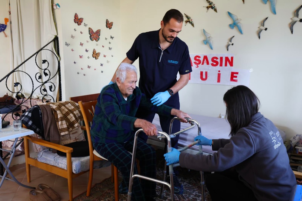 Çeşme Belediyesi, yaş almış ve özel gereksinimli vatandaşlara bayram öncesi