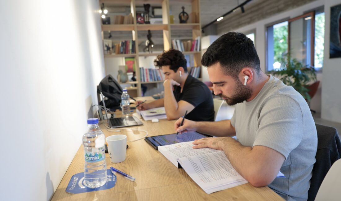 Konak Belediyesi’nin Güzelyalı ve Toros’ta hizmet veren Cumhuriyet Kütüphaneleri, Kütüphaneler