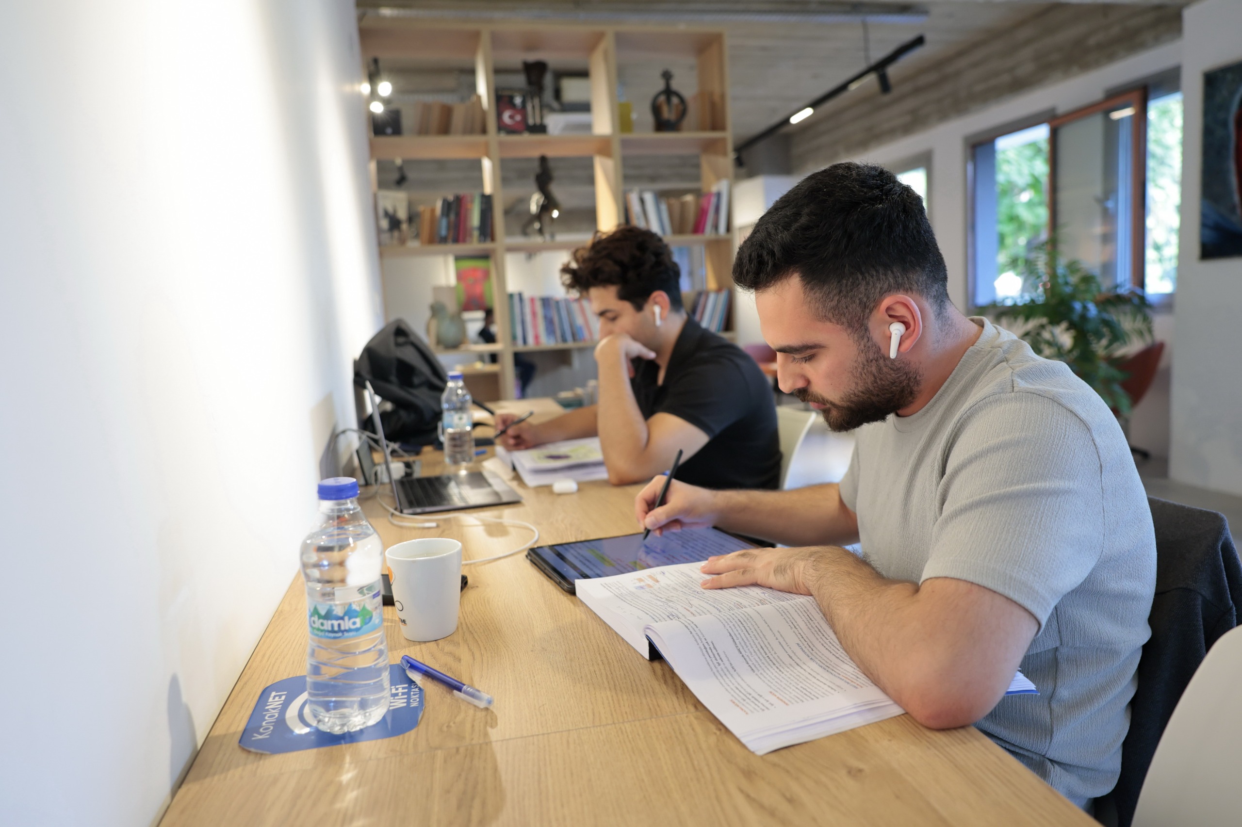Konak Belediyesi’nin Güzelyalı ve Toros’ta hizmet veren Cumhuriyet Kütüphaneleri, Kütüphaneler