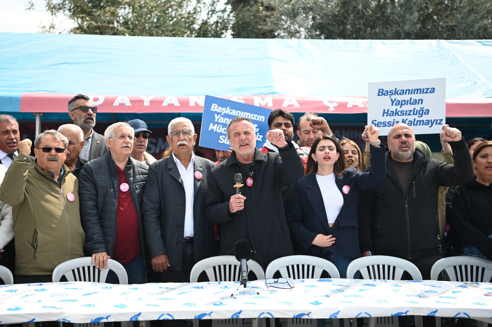 Kuşadası Belediye Başkanı Ömer Günel’in Silivri’den gönderdiği mektup, partililere okundu.