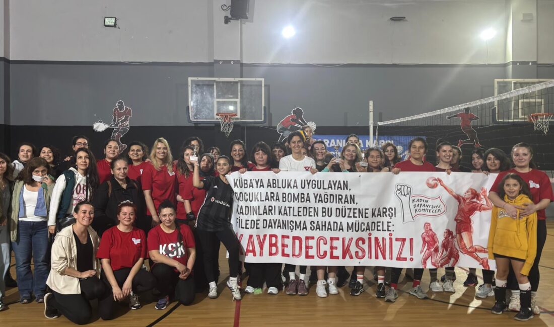 Kadın Dayanışma Komiteleri’nin İzmir’de düzenlediği voleybol turnuvasında kadınlar, sporla dayanışmayı