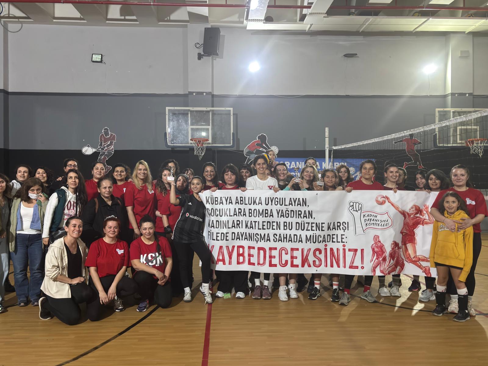 Kadın Dayanışma Komiteleri’nin İzmir’de düzenlediği voleybol turnuvasında kadınlar, sporla dayanışmayı