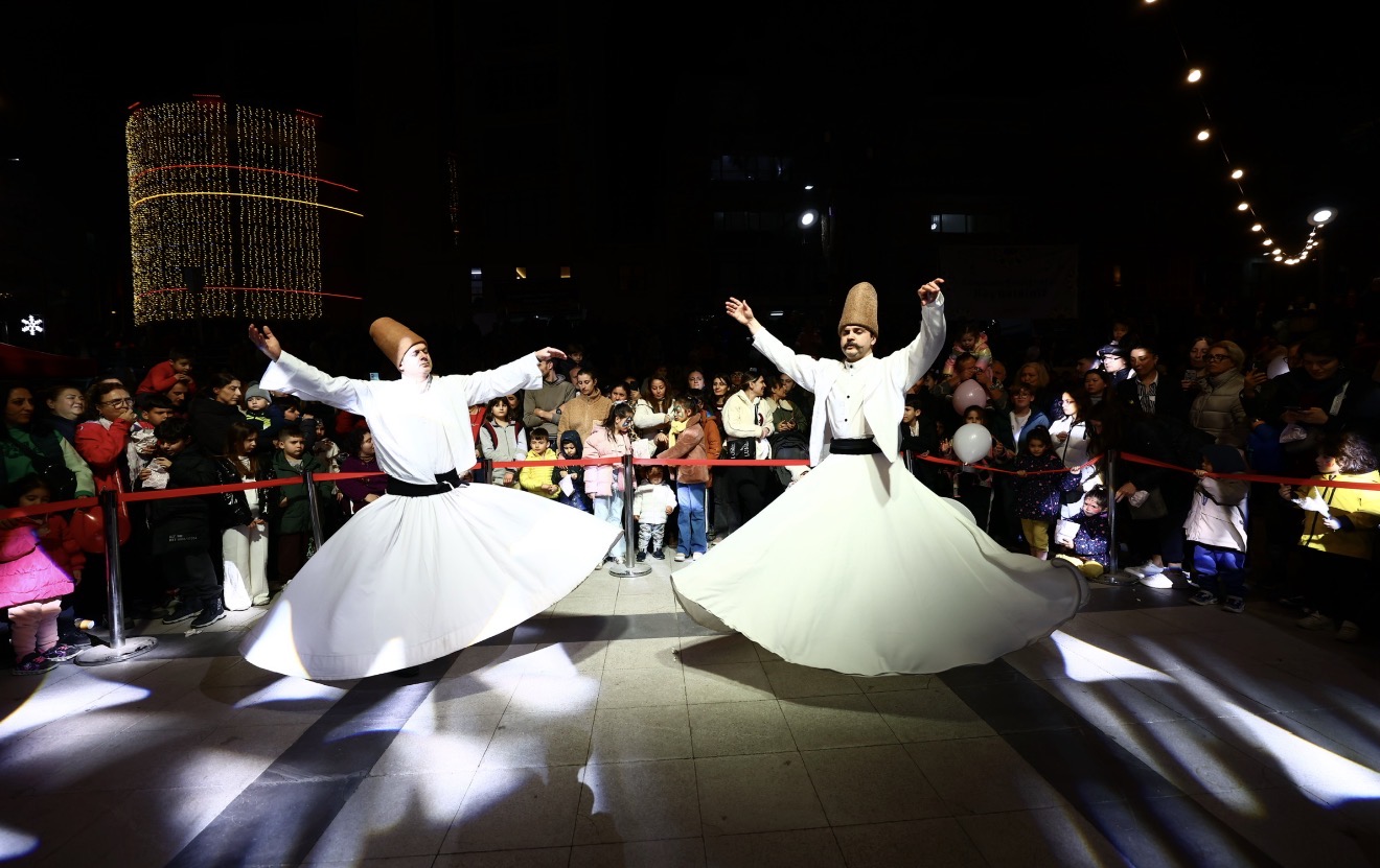 Balçova Belediyesi’nin düzenlediği Ramazan Şenliği’nde Cumhuriyet Meydanı doldu taştı. Geleneksel